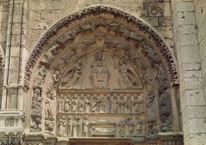 Vista del timpano raffigurante la Madonna col Bambino in trono, Porta Sud del Portale Reale, c.1145-50