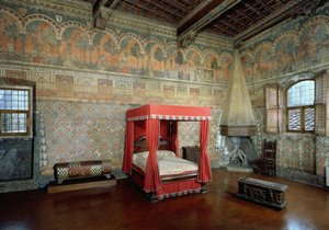 Stanza della Castellana di Vergi con pareti affrescate e fregio che raffigura un romanzo medievale francese