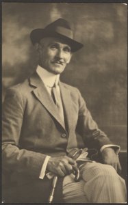 [Ritratto di uomo con bastone e guanti]