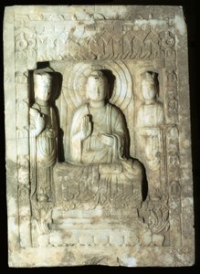 Stele che rappresenta il Buddha circondato dai suoi due assistenti, 618-907 (calcare) da Tang Dynasty Chinese School