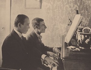 Nijinsky e Maurice Ravel al pianoforte che suonano una partitura di Daphnis e Chloe, 1912